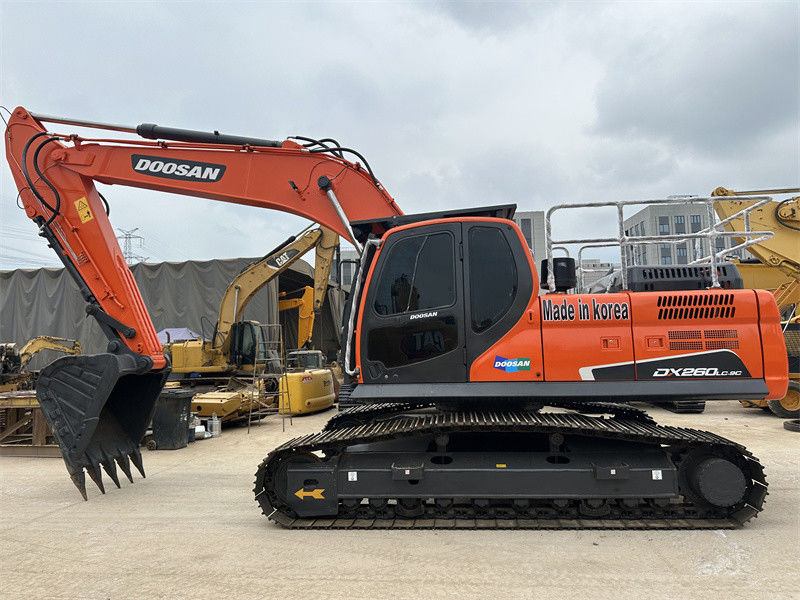 180 KW エンジンパワー 1.2 M3 バケット容量の Doosan DX260 中古掘削機