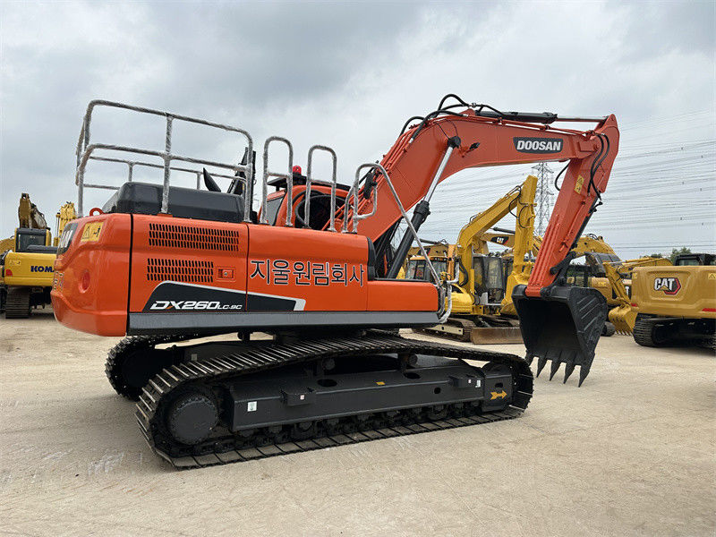 180 KW エンジンパワー 1.2 M3 バケット容量の Doosan DX260 中古掘削機