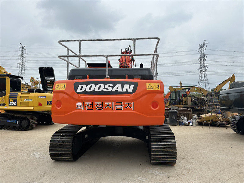 180 KW エンジンパワー 1.2 M3 バケット容量の Doosan DX260 中古掘削機