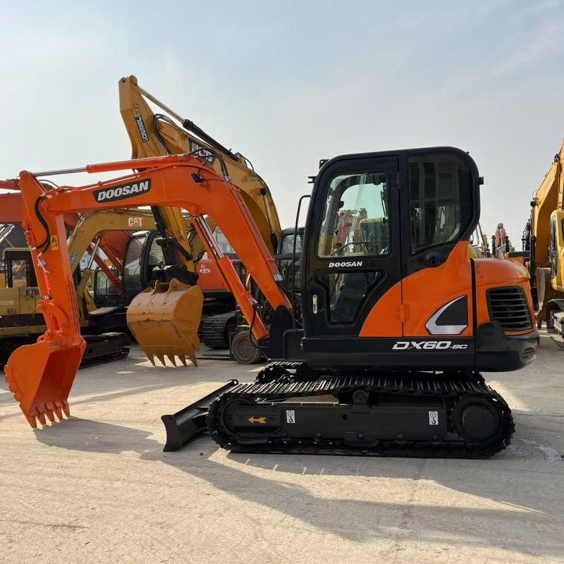 小型6トンのドーサンDX60掘削機 韓国産 刃とハンマーライン