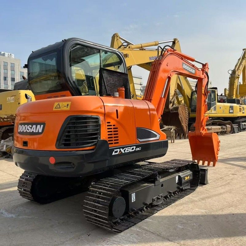 小型6トンのドーサンDX60掘削機 韓国産 刃とハンマーライン