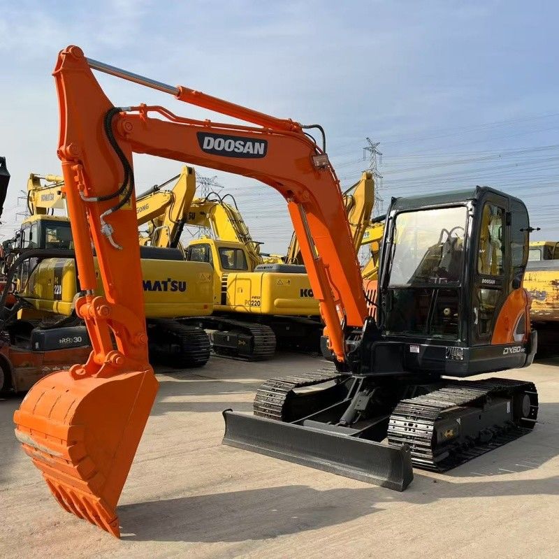 小型6トンのドーサンDX60掘削機 韓国産 刃とハンマーライン
