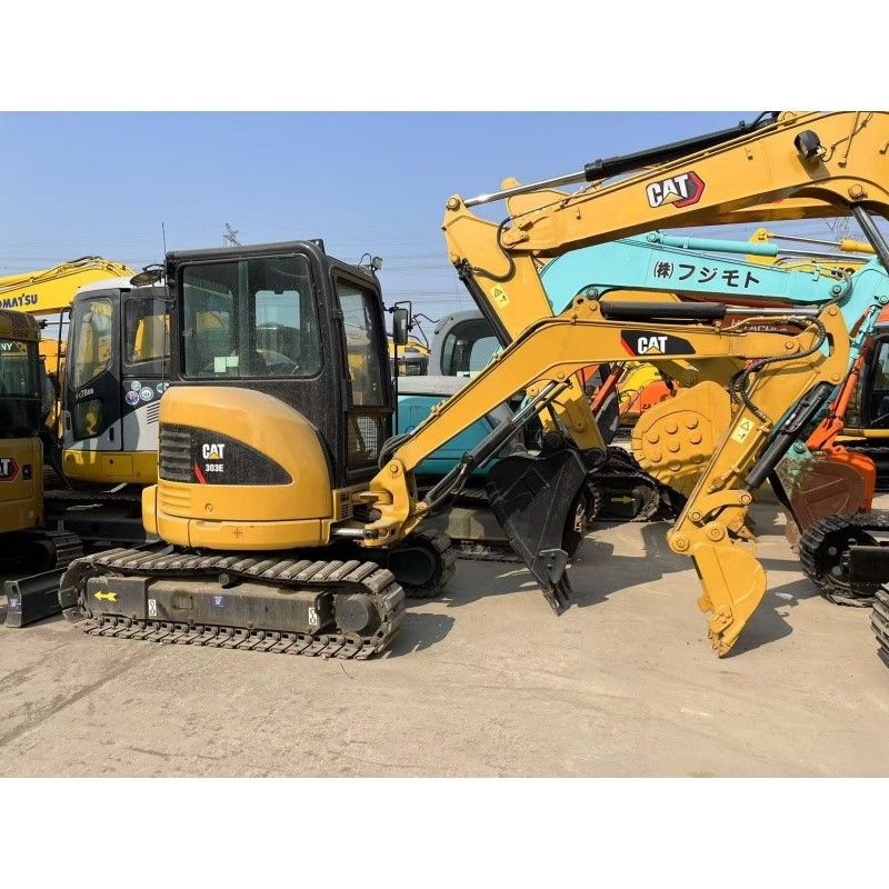 小規模な建設現場や狭いスペースのための小型 CAT 303E 掘削機