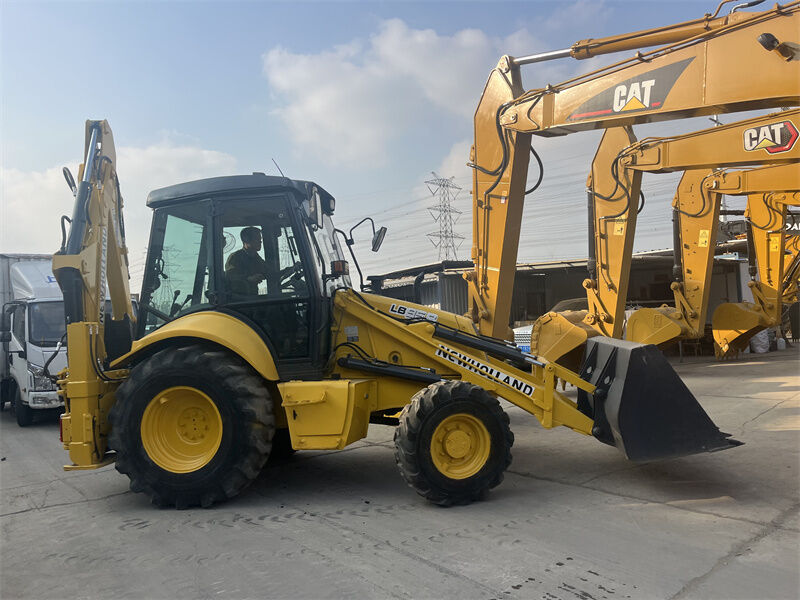 中古 New Holland LB95B-4PT バックホーローダー、4-in-1多目的バケット、パイロットコントロール、ROPS/FOPSエンクローズドキャブ付き