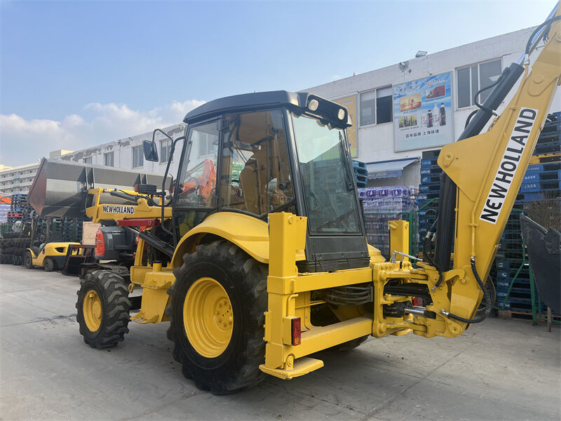 中古 New Holland LB95B-4PT バックホーローダー、4-in-1多目的バケット、パイロットコントロール、ROPS/FOPSエンクローズドキャブ付き