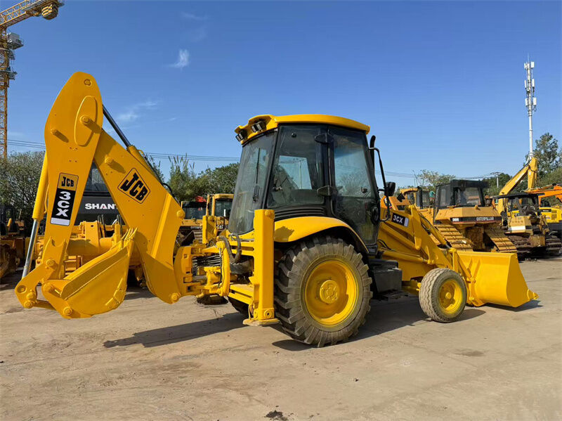 中古のJCB 3CXバックホーローダー、バケット容量1.1m3、出力81kw、1年保証付き
