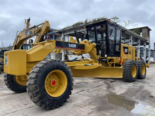 幼虫CAT 140Hは道路工事のためにモーター グレーダーを使用した